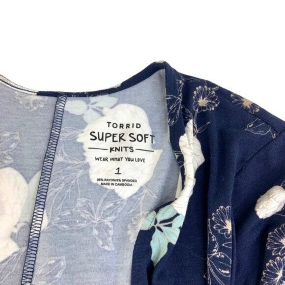 NWT Torrid Super Soft Floral Open Front Hilow Cardigan in Navy Blue - Picture 3 of 6